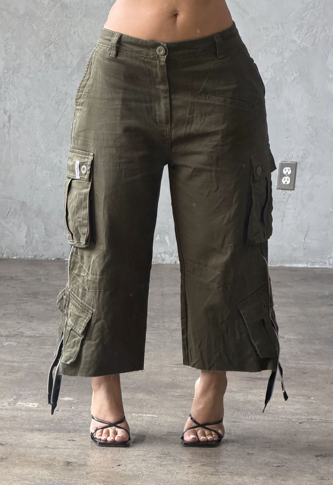 The Utility Cropped Cargo Capri Olive – BABES